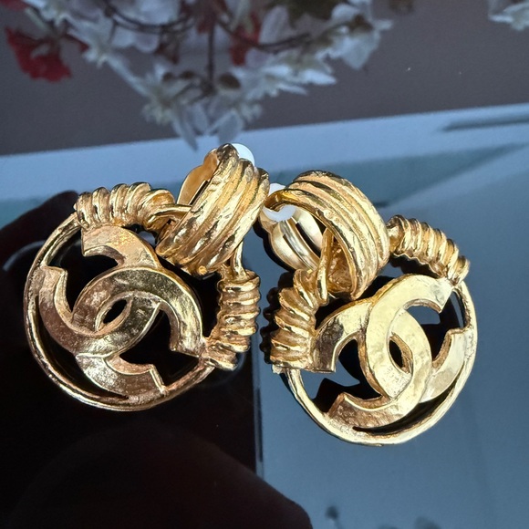 ❗️SOLD❗️LOT 1748 24K gold plated CHANEL vintage CC clip on earrings - Picture 5 of 8
